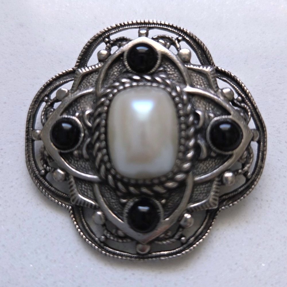VTG 1928 Silver Tone Faux Pearl and Black Onyx Cabochon Filigree Brooch Pin‎